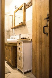 Bathroom interior design mountain style - Rent apartment