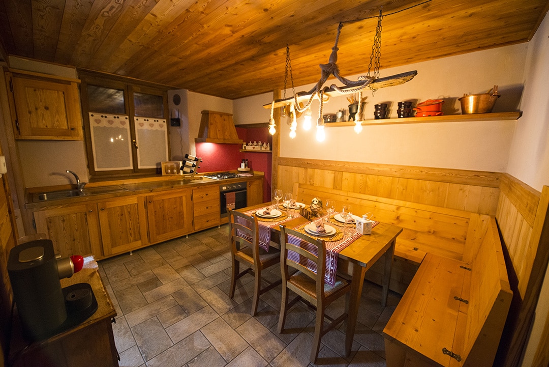 Kitchen room with mountain view and table for 8 pax - Holiday apartment guesthouse Pragelato - Sestriere