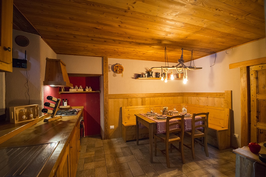 Vista ingresso cucina con tavolo per 8 ospiti - Appartamento in affitto a Pragelato Sestriere